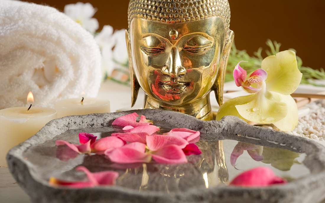 Royal Thai-Massage Lübeck - Buddha vor Schale mit Lotusblüten
